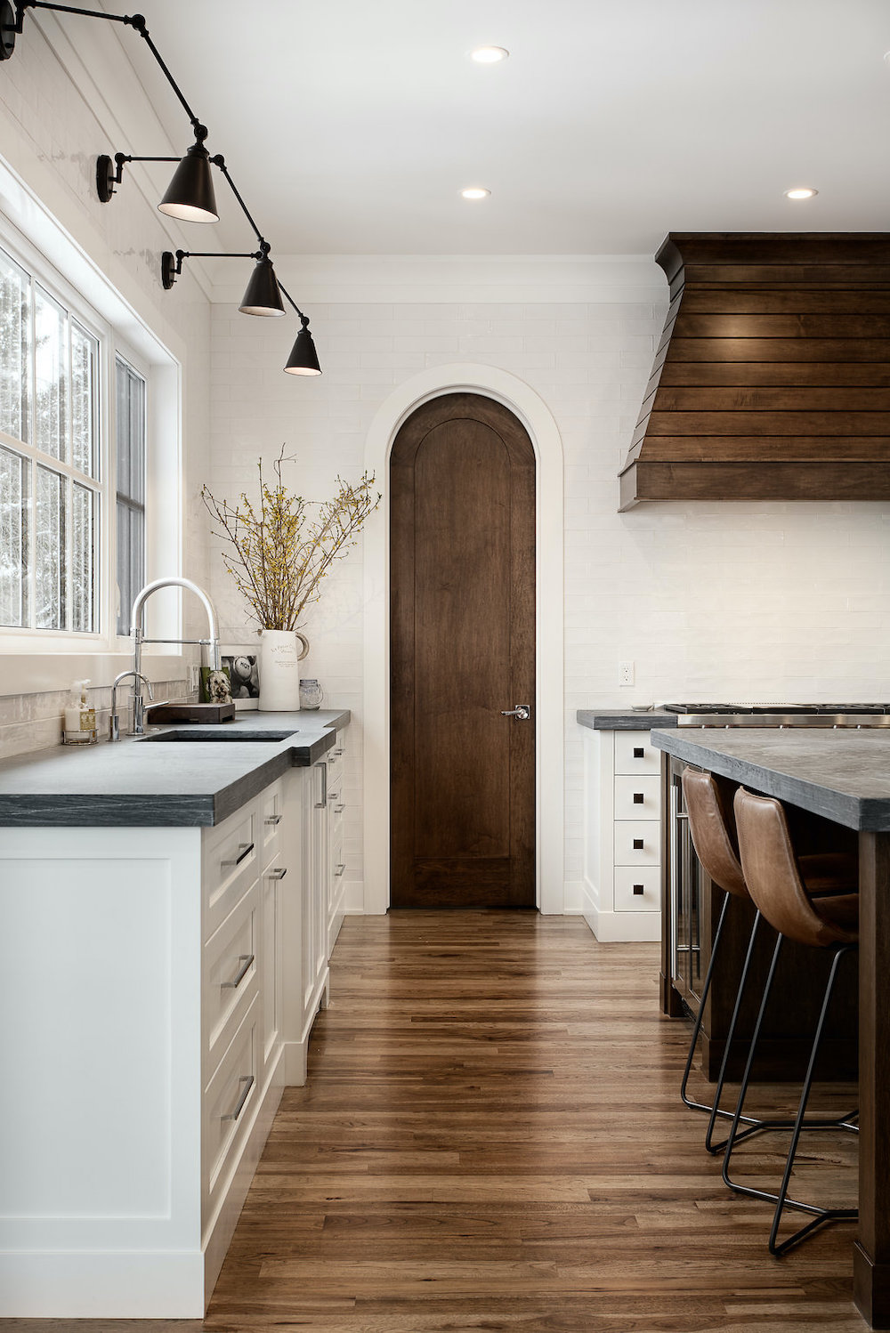Veranda-Calgary-New-Home-Builder-Arched-Door-Kitchen